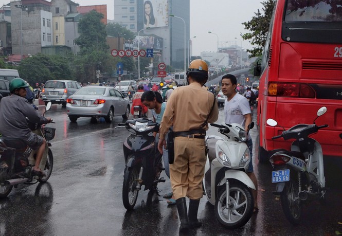 Tái diễn tình trạng phụ huynh ‘quên’ đội mũ bảo hiểm cho con - ảnh 7