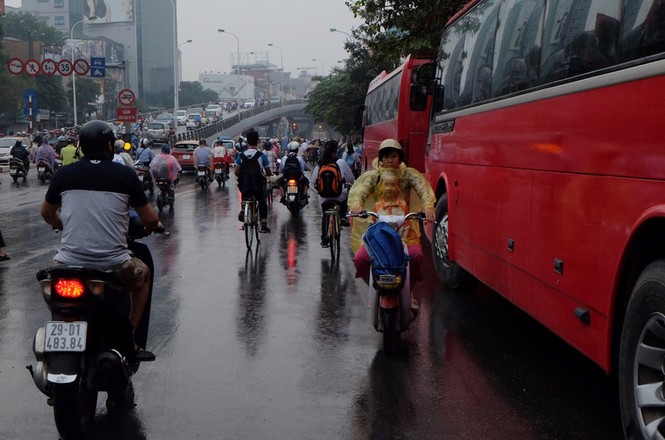 Tái diễn tình trạng phụ huynh ‘quên’ đội mũ bảo hiểm cho con - ảnh 8