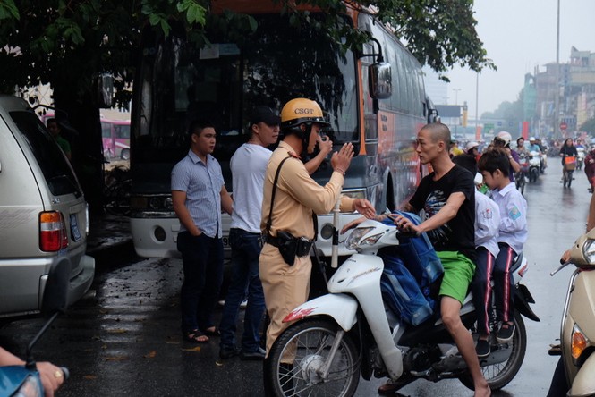 Tái diễn tình trạng phụ huynh ‘quên’ đội mũ bảo hiểm cho con - ảnh 2