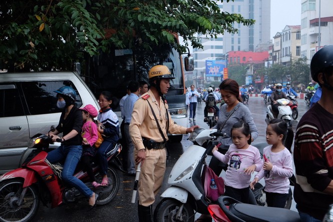 Tái diễn tình trạng phụ huynh ‘quên’ đội mũ bảo hiểm cho con - ảnh 4