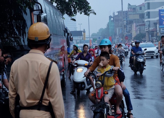 Tái diễn tình trạng phụ huynh ‘quên’ đội mũ bảo hiểm cho con - ảnh 6
