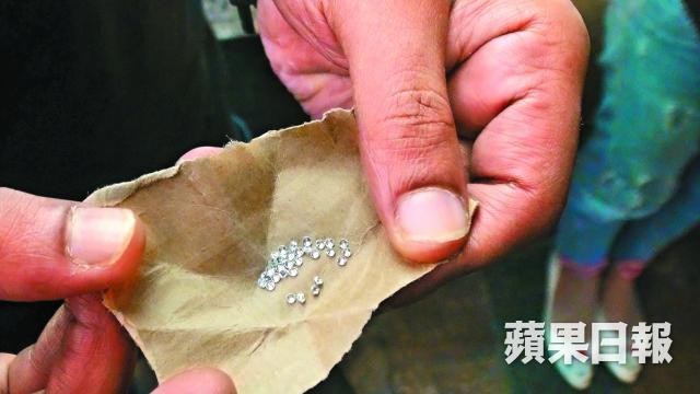 Cả phố náo loạn vì trận 'mưa kim cương’ - ảnh 2