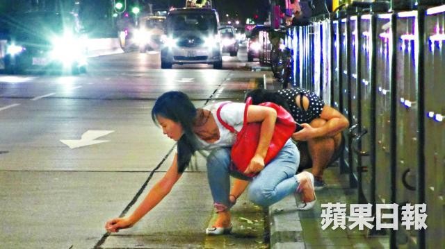 Cả phố náo loạn vì trận 'mưa kim cương’ - ảnh 1