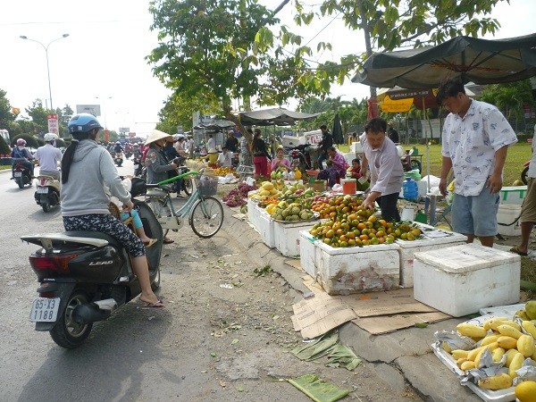 Hàng hóa Tết tại Cần Thơ ngày cuối cùng năm cũ tăng ít, giảm nhiều - ảnh 1