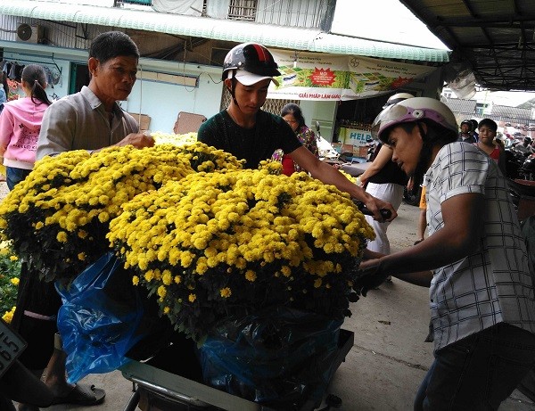 Hoa, dưa hấu chợ Tết vùng sâu đắt như tôm tươi - ảnh 5