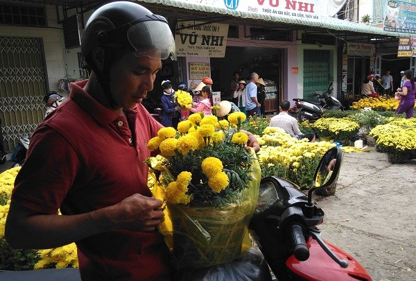 Hoa, dưa hấu chợ Tết vùng sâu đắt như tôm tươi - ảnh 7
