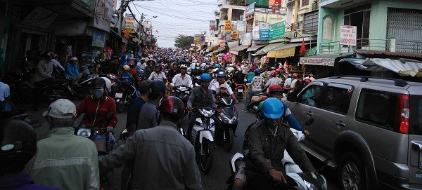Hoa, dưa hấu chợ Tết vùng sâu đắt như tôm tươi - ảnh 8