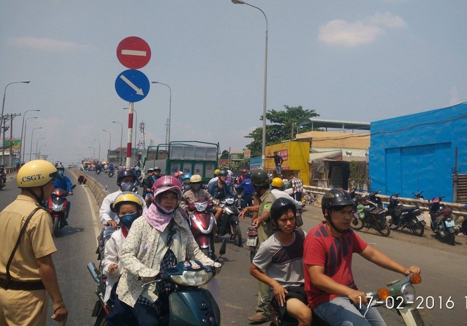 Xe ben đổ dốc tông hàng loạt xe máy, 2 người chết tại chỗ - ảnh 2