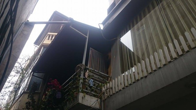 Nhà trong ngõ phát hoả giữa trưa, cư dân hoảng loạn - ảnh 2