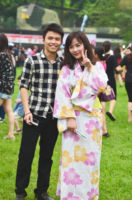 Thiếu nữ Hà thành diện Yukata khoe sắc bên hoa anh đào - ảnh 13