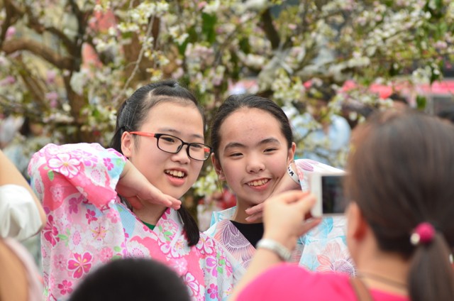 Thiếu nữ Hà thành diện Yukata khoe sắc bên hoa anh đào - ảnh 11