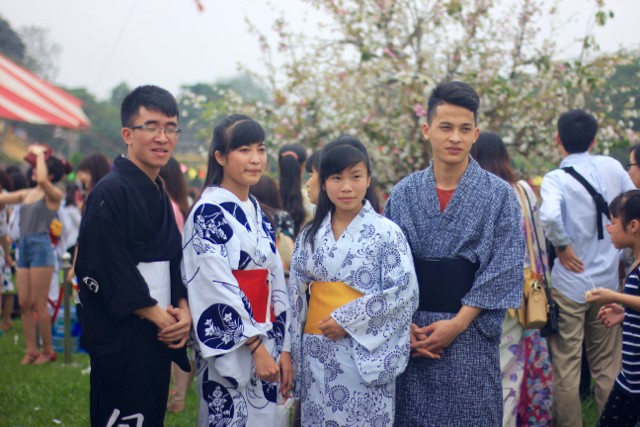 Thiếu nữ Hà thành diện Yukata khoe sắc bên hoa anh đào - ảnh 8