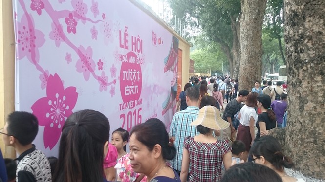 Hà Nội: Tắc đường tại Lễ hội hoa anh đào - ảnh 3