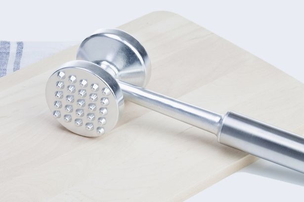Cụ ông 78 tuổi bị vợ đánh toác đầu vì lén xem phim sex - ảnh 1