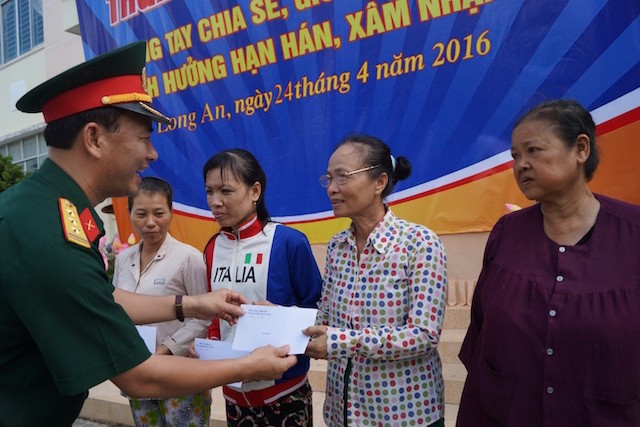 Giúp đỡ đồng bào vùng hạn và xâm nhập mặn - ảnh 2