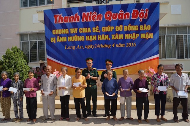 Giúp đỡ đồng bào vùng hạn và xâm nhập mặn - ảnh 1