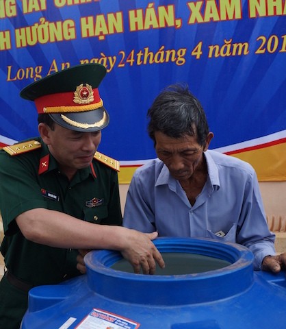 Giúp đỡ đồng bào vùng hạn và xâm nhập mặn - ảnh 3