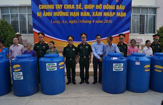 Giúp đỡ đồng bào vùng hạn và xâm nhập mặn - ảnh 4