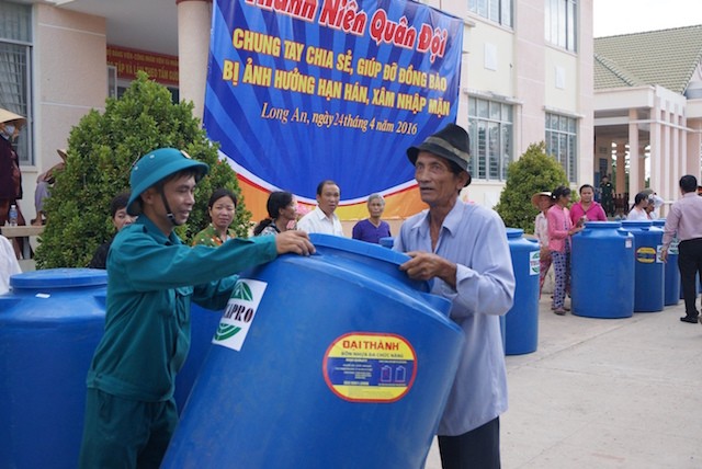 Giúp đỡ đồng bào vùng hạn và xâm nhập mặn - ảnh 10
