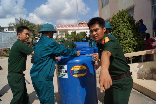 Giúp đỡ đồng bào vùng hạn và xâm nhập mặn - ảnh 6