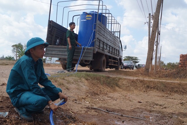 Giúp đỡ đồng bào vùng hạn và xâm nhập mặn - ảnh 7