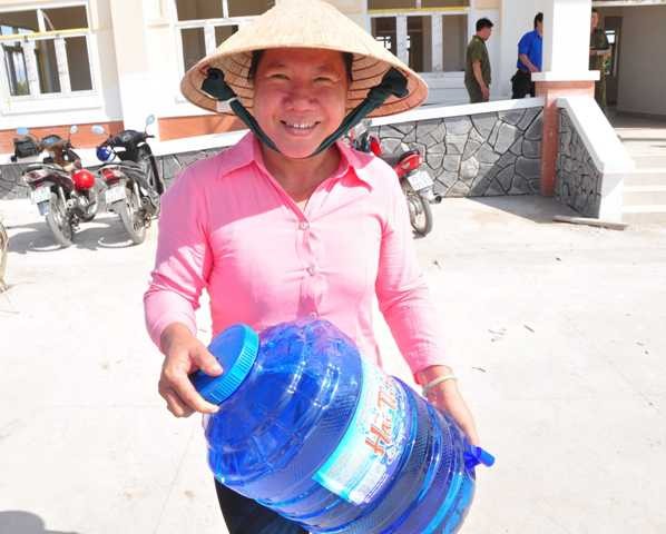 Hỗ trợ máy lọc nước cho người dân vùng hạn, mặn - ảnh 1