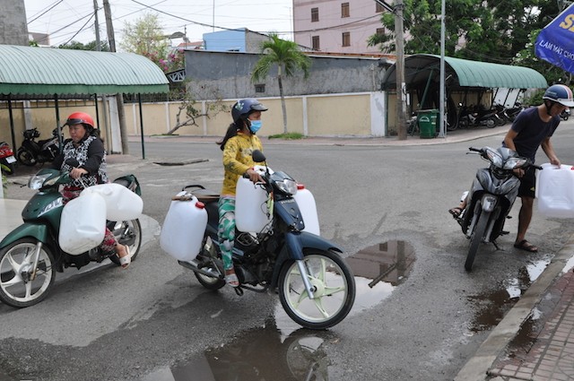 Kiên Giang: Dùng sà lan để chống 'khát' cho dân - ảnh 3