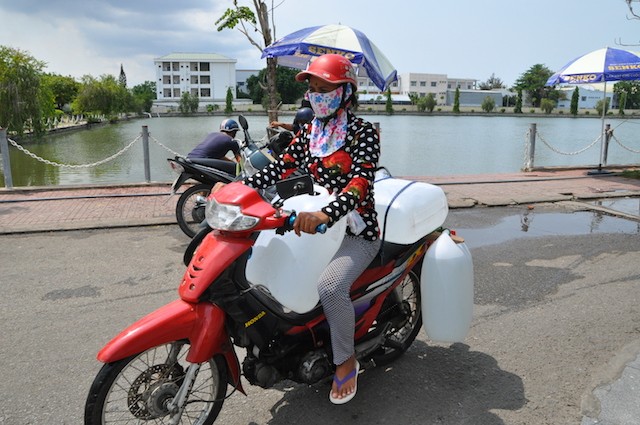 Kiên Giang: Dùng sà lan để chống 'khát' cho dân - ảnh 4