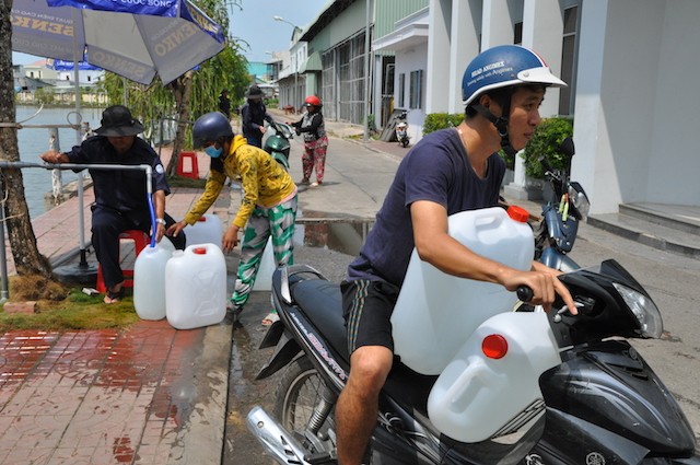Kiên Giang: Dùng sà lan để chống 'khát' cho dân - ảnh 5