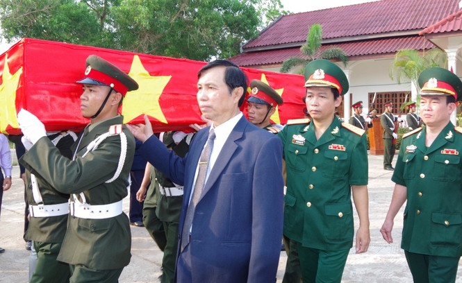 Tiếp nhận 15 hài cốt liệt sĩ quân tình nguyện Việt Nam - ảnh 1