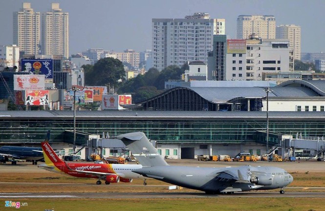Máy bay đoàn Obama liên tục đáp xuống Tân Sơn Nhất - ảnh 4