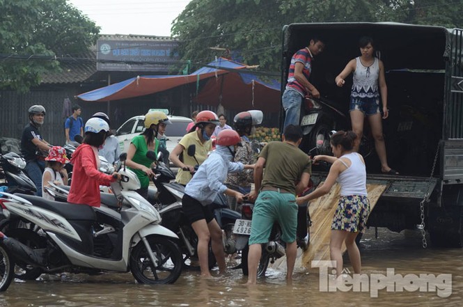 đường hà nội ngập - ảnh 2