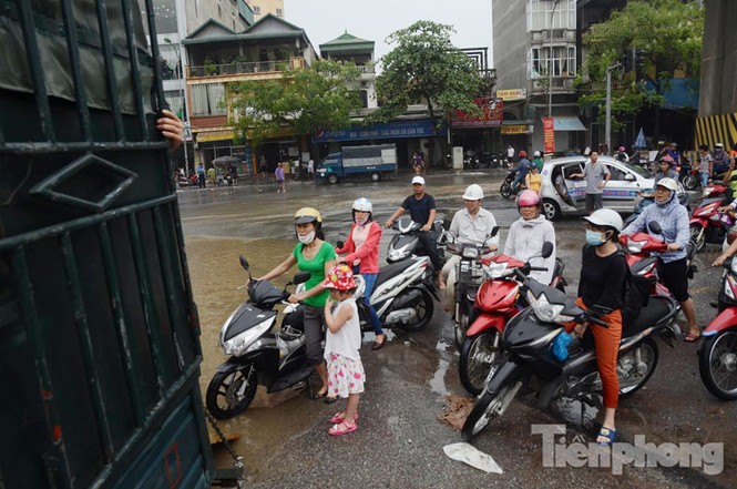 đường hà nội ngập - ảnh 9