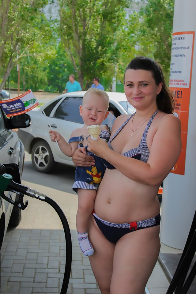 Cây xăng 'gây sốc' miễn phí cho khách nữ mặc bikini - ảnh 4