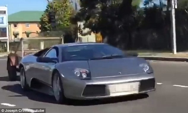 Dân chơi Úc dùng Lamborghini giá 6 tỉ đồng để... kéo dê - ảnh 1