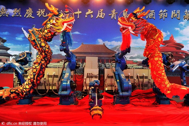 Trung Quốc: Trình làng robot chuyên… rót bia - ảnh 3
