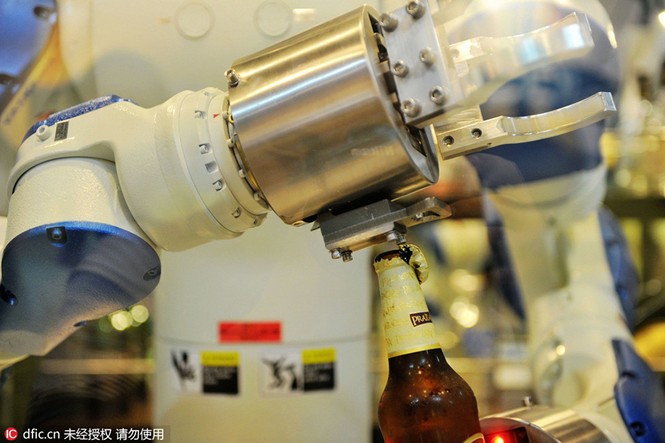 Trung Quốc: Trình làng robot chuyên… rót bia - ảnh 1
