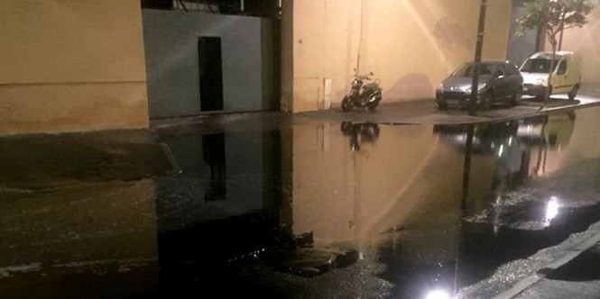 Xả 50.000 lít rượu vang xuống phố ở Pháp - ảnh 4