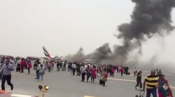 Dubai: Cứu 300 người từ máy bay bốc cháy, lính cứu hỏa hy sinh - ảnh 3