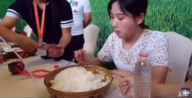 Sốc với thiếu nữ 'dạ dày không đáy' ăn liền tù tì 4kg cơm - ảnh 1