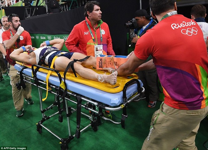 Cận cảnh cú nhảy khiến VĐV Pháp gãy gập chân tại Olympic - ảnh 8
