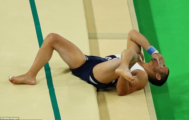 Cận cảnh cú nhảy khiến VĐV Pháp gãy gập chân tại Olympic - ảnh 3