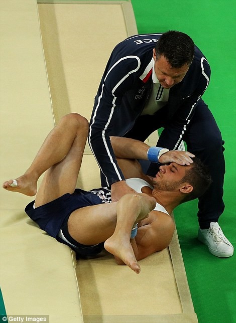 Cận cảnh cú nhảy khiến VĐV Pháp gãy gập chân tại Olympic - ảnh 4