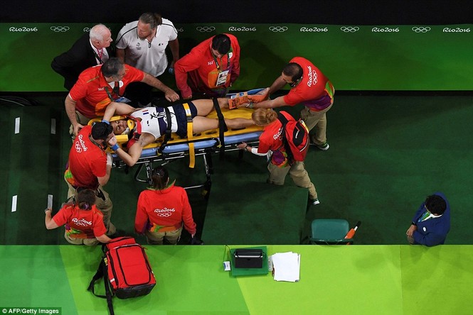 Cận cảnh cú nhảy khiến VĐV Pháp gãy gập chân tại Olympic - ảnh 9