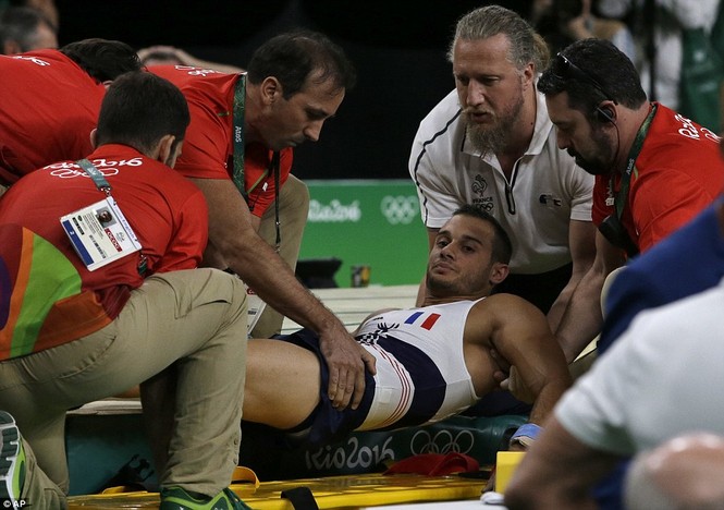 Cận cảnh cú nhảy khiến VĐV Pháp gãy gập chân tại Olympic - ảnh 7