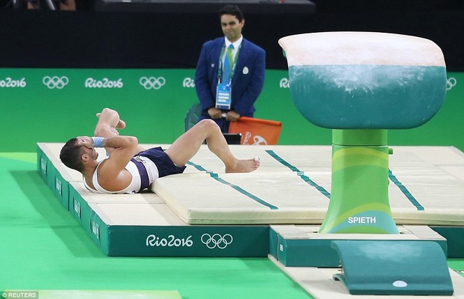 Cận cảnh cú nhảy khiến VĐV Pháp gãy gập chân tại Olympic - ảnh 1