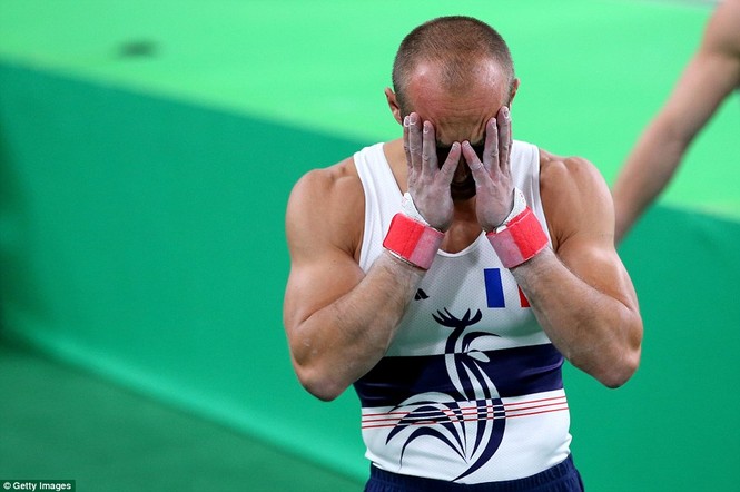Cận cảnh cú nhảy khiến VĐV Pháp gãy gập chân tại Olympic - ảnh 10