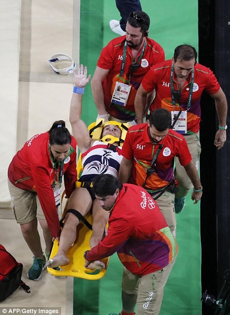 Cận cảnh cú nhảy khiến VĐV Pháp gãy gập chân tại Olympic - ảnh 6
