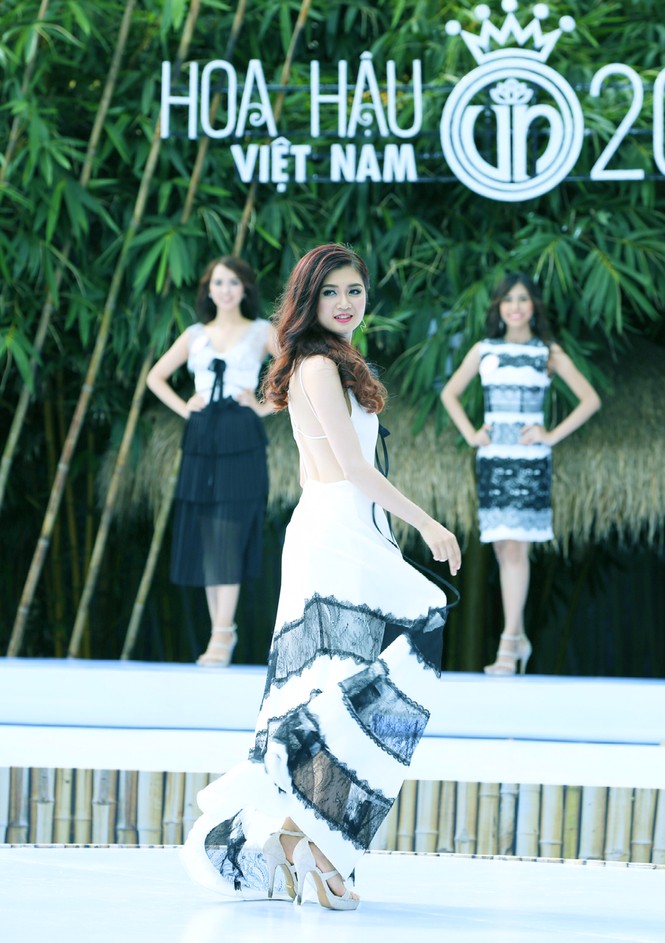 Người đẹp HHVN tự tin diễn catwalk trên sân khấu nổi độc đáo - ảnh 11