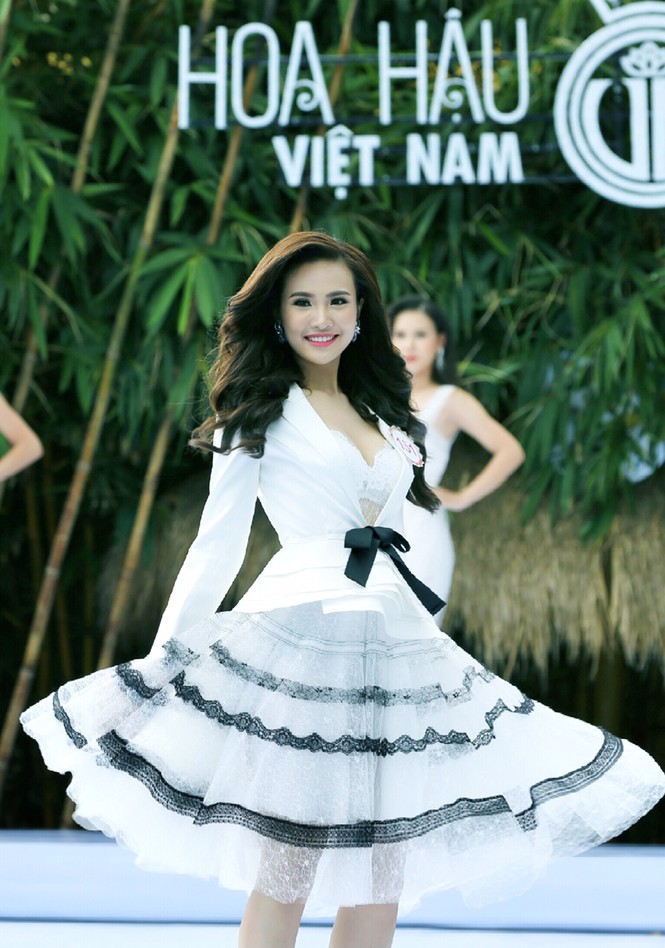Người đẹp HHVN tự tin diễn catwalk trên sân khấu nổi độc đáo - ảnh 8